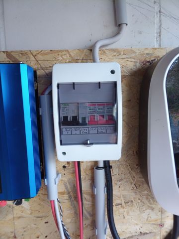 Bild von aufputz sicherungskasten aufputzkasten unterverteilung wallbox elektroauto starkstrom solar powerwall