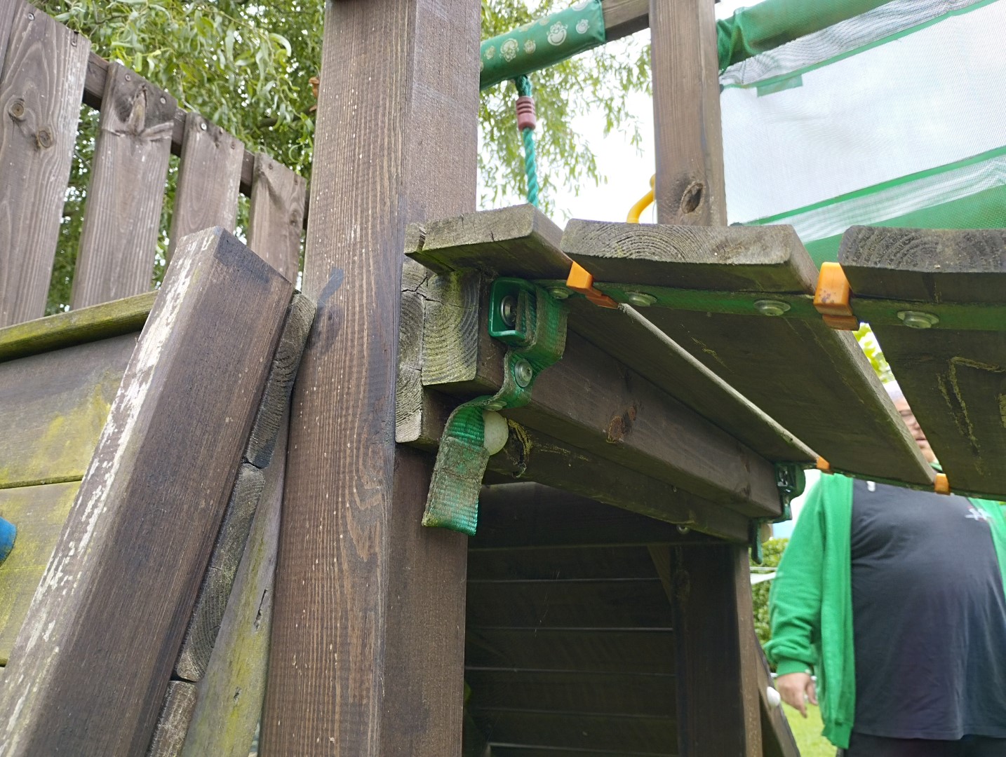 Klettergerüst Spielturm Rutsche Schaukel Sandkasten Jungle Gym restaurieren reparieren umbauen Hängebrücke