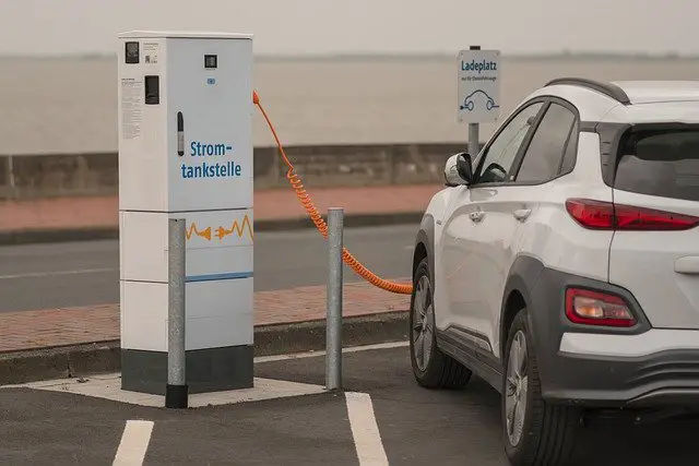 Elektroauto E-Auto Elektromobilität Sonnentankstelle Ladestation charging station BEV pixabay