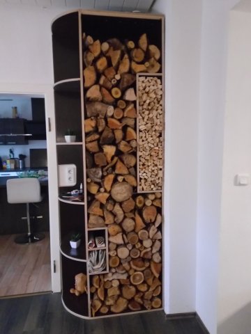 Bild von Holzniesche Birke Multiplex Siebdruck Holzlager Kaminholz