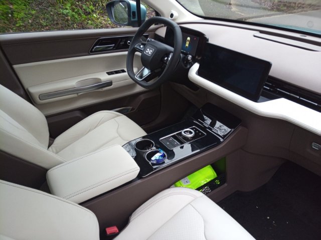 Bild von aiways u5 front innenraum interieur leder weiß ausstattung