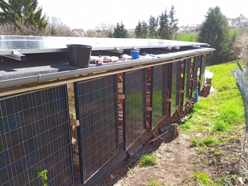 PV SOlar Photovoltaik Anlage auf dem Holzunterstand
