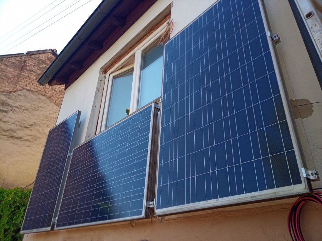 Fassaden WInter eigenverbrauchsoptimierte Solar Modul Photovoltaik senkrecht Balkon