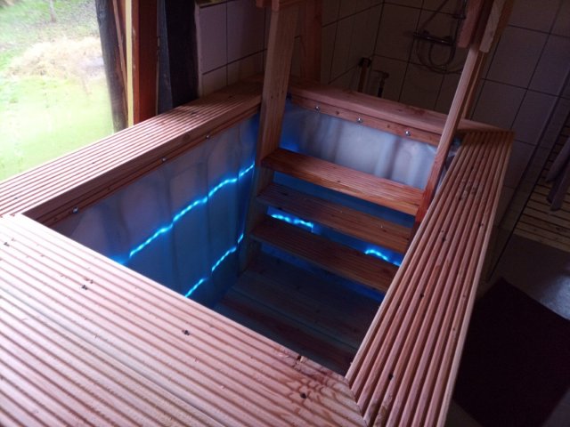 LED Beleuchtung STreifen STripes IBC Tauchbecken