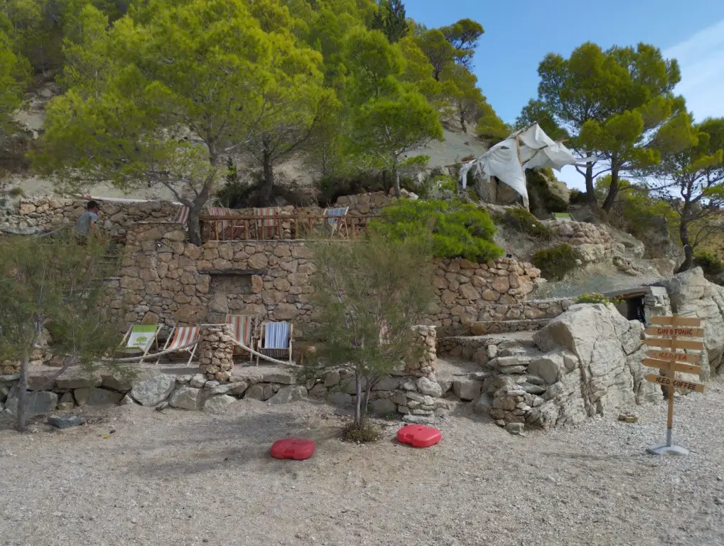 Kroatien_Dalmatien_07_Strandtag_Artina_Omis_Konoba_U_Naseg_Marina