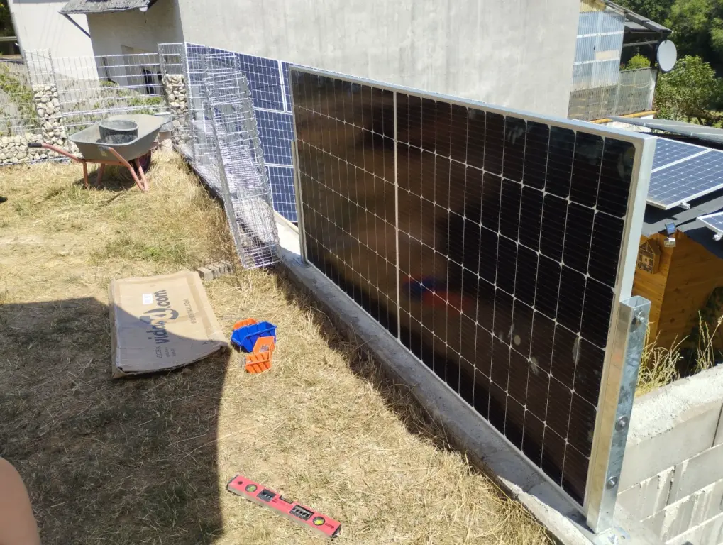 Gabionen Steinmauer Photovoltaik Glas-LED Solar Zaun bifacial Balkonsolar