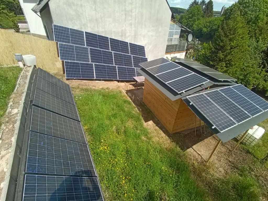 Photovoltaik Solar Aufständerung Freiland Freifläche Garten privat Gartenhaus Gartenhütte Energiewende Strom