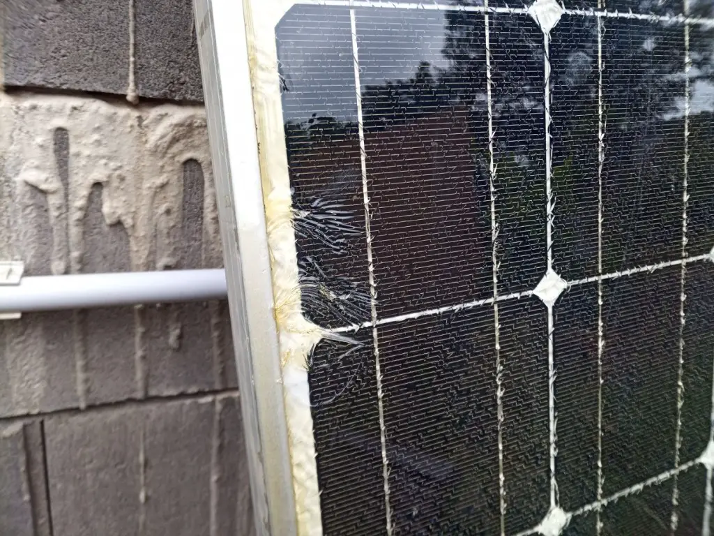 Solarmodul mit Glasschaden Glasbruch Hagelschaden Reparatur reparieren abdichten