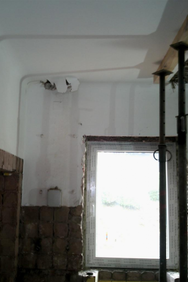 30.09. - Graben unter Balkon &amp; Decke abschleifen