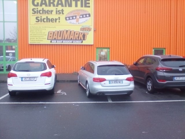 die geilsten Autofahrer der Welt, Asoziale parken auf dem Behinderten Parkplatz vor Globus Baumarkt